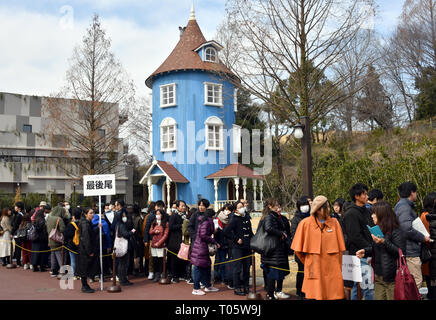 Hanno, Japan. 16 Mär, 2019. Einen neuen Vergnügungspark thematisch auf die Welt der Finlands Moomin Märchen mit einer Nördlichen europäischen Ambiente öffnet seine Türen für die Öffentlichkeit am Samstag, 16. März 2019, in Hanno, westlich von Tokio. Die erste Moomin Theme Park außerhalb Finnlands in der Umgebung des Sees Miyazawa, die erinnert Moomin Fans von Finnland, wo Tove Jansson lebte und erstellt Moomin Zeichen, Funktionen ähnliche Ausstellungen, Geschäfte und Restaurants. Credit: Natsuki Sakai/LBA/Alamy leben Nachrichten Stockfoto