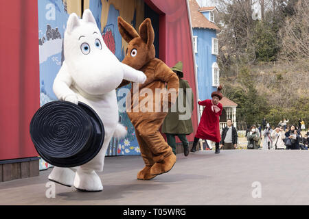 Saitama, Japan. 16 Mär, 2019. Moomin Steuerzeichen führen in den ersten Tag des neuen Moominvalley Themenpark in Saitama. Der neue Themenpark in der British-Finnish animierte Serie Moominvalley eröffnete heute inspiriert (März 16) in der Stadt von Hanno, Saitama, in der Nähe von Tokio. Credit: Rodrigo Reyes Marin/ZUMA Draht/Alamy leben Nachrichten Stockfoto