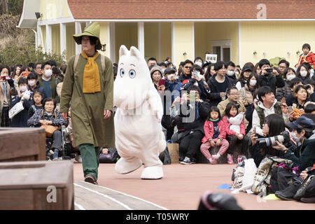 Saitama, Japan. 16 Mär, 2019. Moomin Steuerzeichen führen in den ersten Tag des neuen Moominvalley Themenpark in Saitama. Der neue Themenpark in der British-Finnish animierte Serie Moominvalley eröffnete heute inspiriert (März 16) in der Stadt von Hanno, Saitama, in der Nähe von Tokio. Credit: Rodrigo Reyes Marin/ZUMA Draht/Alamy leben Nachrichten Stockfoto