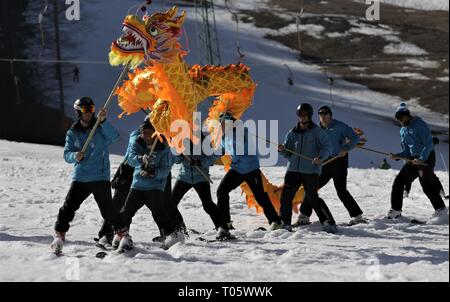 Kranjska Gora. 16 Mär, 2019. Skifahrer aus einer der Slowenischen Skischule durchführen Chinesischer Drache mit dem Segen für die 2022 Peking Winter Spiele in Kranjska Gora, Slowenien am 16. März 2019. Credit: Matic Stojs Lomovsek/Xinhua/Alamy leben Nachrichten Stockfoto