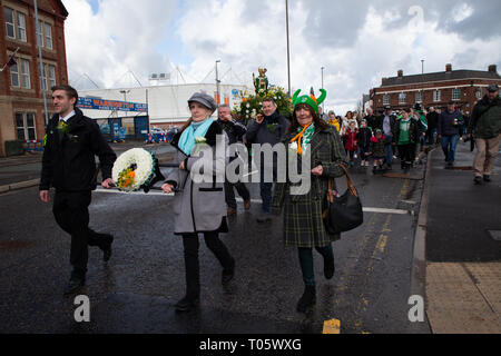 Cheshire, Großbritannien. 17. März 2019. Die jährliche St. Patrick's Day Parade statt, um 10.30 Uhr beginnend am Morgen von der irischen Verein in Orford Lane in "Der Fluss des Lebens" in der Bridge Street im Stadtzentrum, wo sehr kurz gehalten wurde der 25. Jahrestag der Bombardierung Warrington Credit: John Hopkins/Alamy Leben Nachrichten zu erinnern Stockfoto