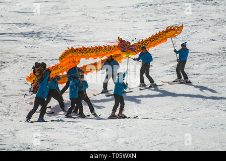 Kranjska Gora. 16 Mär, 2019. Skifahrer aus einer der Slowenischen Skischule durchführen Chinesischer Drache mit dem Segen für die 2022 Peking Winter Spiele in Kranjska Gora, Slowenien am 16. März 2019. Credit: Matic Stojs Lomovsek/Xinhua/Alamy leben Nachrichten Stockfoto