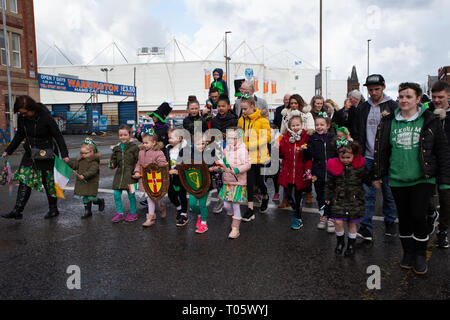 Cheshire, Großbritannien. 17. März 2019. Die jährliche St. Patrick's Day Parade statt, um 10.30 Uhr beginnend am Morgen von der irischen Verein in Orford Lane in "Der Fluss des Lebens" in der Bridge Street im Stadtzentrum, wo sehr kurz gehalten wurde der 25. Jahrestag der Bombardierung Warrington Credit: John Hopkins/Alamy Leben Nachrichten zu erinnern Stockfoto