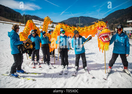 Kranjska Gora. 16 Mär, 2019. Skifahrer aus einer der Slowenischen Skischule durchführen Chinesischer Drache mit dem Segen für die 2022 Peking Winter Spiele in Kranjska Gora, Slowenien am 16. März 2019. Credit: Matic Stojs Lomovsek/Xinhua/Alamy leben Nachrichten Stockfoto