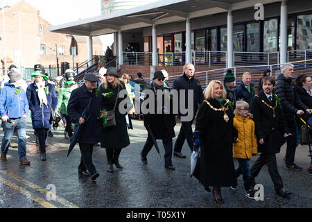 Cheshire, Großbritannien. 17. März 2019. Die jährliche St. Patrick's Day Parade statt, um 10.30 Uhr beginnend am Morgen von der irischen Verein in Orford Lane in "Der Fluss des Lebens" in der Bridge Street im Stadtzentrum, wo sehr kurz gehalten wurde der 25. Jahrestag der Bombardierung Warrington Credit: John Hopkins/Alamy Leben Nachrichten zu erinnern Stockfoto