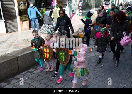 Cheshire, Großbritannien. 17. März 2019. Die jährliche St. Patrick's Day Parade statt, um 10.30 Uhr beginnend am Morgen von der irischen Verein in Orford Lane in "Der Fluss des Lebens" in der Bridge Street im Stadtzentrum, wo sehr kurz gehalten wurde der 25. Jahrestag der Bombardierung Warrington Credit: John Hopkins/Alamy Leben Nachrichten zu erinnern Stockfoto