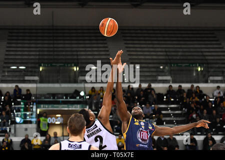 Turin, Italien. 17. März 2019. Während der lega BASKET SERIE A 2018/19 basketball Match zwischen FIAT AUXILIUM TORINO vs SEGAFREDO VIRTUS BOLOGNA auf PalaVela 17. Mars, 2019 in Turin, Italien. Quelle: FABIO UDINE/Alamy leben Nachrichten Stockfoto