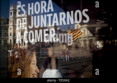 Madrid, Spanien. 16 Mär, 2019. Eine pro-unabhängigkeit Flagge und Madrids Rathaus facede werden gesehen, auf einer Anschlagtafel ad Lesung in spanischer Sprache 'I'ts Zeit zu togeteher' Essen wider. Tausende Katalanen haben spanische Hauptstadt unter dem Motto "elf bis März - Bestimmung ist nicht ein Verbrechen". Letzten 12. Februar in der höchsten spanischen Gericht begann der Prozess auf zwölf Katalanischen Führer mit Gebühren für eine Oktober Unabhängigkeitsreferendum 2017, die illegal von der spanischen Regierung betrachtet wurde. Credit: Jordi Boixareu/ZUMA Draht/Alamy leben Nachrichten Stockfoto