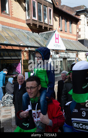 Cheshire, Großbritannien. 17. März 2019. Die jährliche St. Patrick's Day Parade statt, um 10.30 Uhr beginnend am Morgen von der irischen Verein in Orford Lane in "Der Fluss des Lebens" in der Bridge Street im Stadtzentrum, wo sehr kurz gehalten wurde der 25. Jahrestag der Bombardierung Warrington Credit: John Hopkins/Alamy Leben Nachrichten zu erinnern Stockfoto