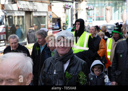 Cheshire, Großbritannien. 17. März 2019. Die jährliche St. Patrick's Day Parade statt, um 10.30 Uhr beginnend am Morgen von der irischen Verein in Orford Lane in "Der Fluss des Lebens" in der Bridge Street im Stadtzentrum, wo sehr kurz gehalten wurde der 25. Jahrestag der Bombardierung Warrington Credit: John Hopkins/Alamy Leben Nachrichten zu erinnern Stockfoto