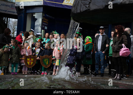 Cheshire, Großbritannien. 17. März 2019. Die jährliche St. Patrick's Day Parade statt, um 10.30 Uhr beginnend am Morgen von der irischen Verein in Orford Lane in "Der Fluss des Lebens" in der Bridge Street im Stadtzentrum, wo sehr kurz gehalten wurde der 25. Jahrestag der Bombardierung Warrington Credit: John Hopkins/Alamy Leben Nachrichten zu erinnern Stockfoto