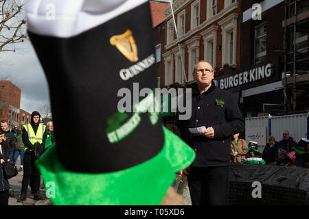 Cheshire, Großbritannien. 17. März 2019. Die jährliche St. Patrick's Day Parade statt, um 10.30 Uhr beginnend am Morgen von der irischen Verein in Orford Lane in "Der Fluss des Lebens" in der Bridge Street im Stadtzentrum, wo sehr kurz gehalten wurde der 25. Jahrestag der Bombardierung Warrington Credit: John Hopkins/Alamy Leben Nachrichten zu erinnern Stockfoto