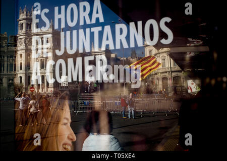 Madrid, Spanien. 16. März 2019. Eine pro-unabhängigkeit Flagge und Madrids Rathaus Fassade gesehen auf einer Anschlagtafel ad Lesung in spanischer Sprache' ist es an der Zeit, gemeinsam zu essen. Tausende Katalanen haben spanische Hauptstadt unter dem Motto "elf bis März - Bestimmung ist nicht ein Verbrechen". Letzten 12. Februar in der höchsten spanischen Gericht begann der Prozess auf zwölf Katalanischen Führer mit Gebühren für eine Oktober Unabhängigkeitsreferendum 2017, die illegal von der spanischen Regierung betrachtet wurde. Credit: Jordi Boixareu/Alamy leben Nachrichten Stockfoto