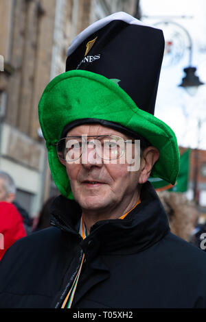 Cheshire, Großbritannien. 17. März 2019. Die jährliche St. Patrick's Day Parade statt, um 10.30 Uhr beginnend am Morgen von der irischen Verein in Orford Lane in "Der Fluss des Lebens" in der Bridge Street im Stadtzentrum, wo sehr kurz gehalten wurde der 25. Jahrestag der Bombardierung Warrington Credit: John Hopkins/Alamy Leben Nachrichten zu erinnern Stockfoto