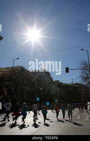 Athen, Griechenland. 17 Mär, 2019. Läufer konkurrieren während der Athen Halbmarathon in Athen, Griechenland, am 17. März 2019. Tausende von Sportlern aller Altersgruppen in der Athen Halbmarathon am Sonntag teilgenommen. Credit: Marios Lolos/Xinhua/Alamy leben Nachrichten Stockfoto