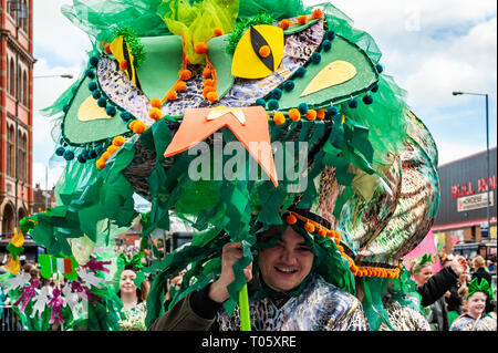 Birmingham, Großbritannien. 17. März, 2019. Die Birmingham St. Patrick's Day Parade fand heute vor 90.000 Menschen inmitten von Sonne und schweren Hagel duschen. Credit: Andy Gibson/Alamy Leben Nachrichten. Stockfoto