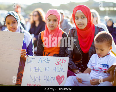 Wellington, Neuseeland. 17 Mär, 2019. Die Leute, um für die Opfer der Anschläge auf zwei Moscheen von Christchurch in Wellington, Neuseeland, die am 17. März 2019 trauern. Credit: Zhang Jianyong/Xinhua/Alamy leben Nachrichten Stockfoto