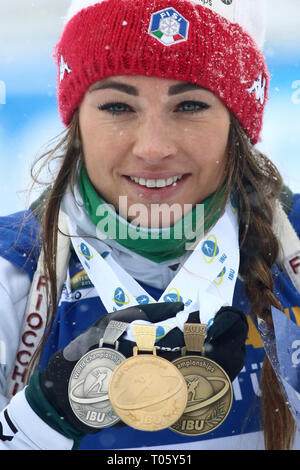 Östersund, Schweden. 17 Mär, 2019. IBU Biathlon Weltmeisterschaften, Tag 9, Massenstart der Frauen; Dorothea Wierer (ITA) zeigt Ihr 3 Medaillen (Gold, Silber, Bronze) von der Konkurrenz Quelle: Aktion plus Sport/Alamy leben Nachrichten Stockfoto