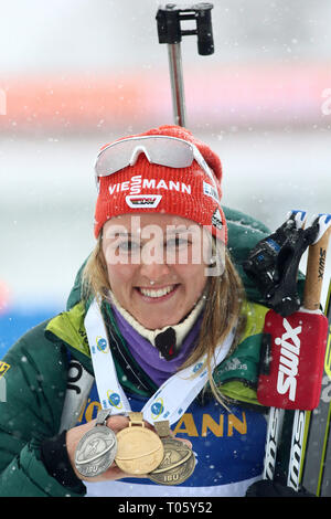 Östersund, Schweden. 17 Mär, 2019. IBU Biathlon Weltmeisterschaften, Tag 9, Massenstart der Frauen; Denise Herrmann (GER) zeigt Ihr 3 Medaillen von der Konkurrenz Quelle: Aktion plus Sport/Alamy leben Nachrichten Stockfoto