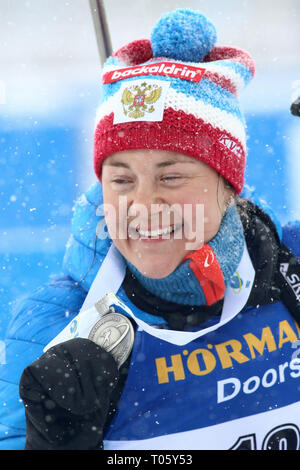 Östersund, Schweden. 17 Mär, 2019. IBU Biathlon Weltmeisterschaften, Tag 9, Massenstart der Frauen; Ekaterina Yurlova-Percht (RUS) zeigt ihre Silbermedaille für Platz 2 Credit: Aktion plus Sport/Alamy leben Nachrichten Stockfoto