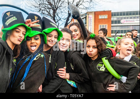 Birmingham, Großbritannien. 17. März, 2019. Die Birmingham St. Patrick's Day Parade fand heute vor 90.000 Menschen inmitten von Sonne und schweren Hagel duschen. Credit: Andy Gibson/Alamy Leben Nachrichten. Stockfoto