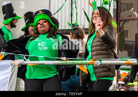 Birmingham, Großbritannien. 17. März, 2019. Die Birmingham St. Patrick's Day Parade fand heute vor 90.000 Menschen inmitten von Sonne und schweren Hagel duschen. Credit: Andy Gibson/Alamy Leben Nachrichten. Stockfoto