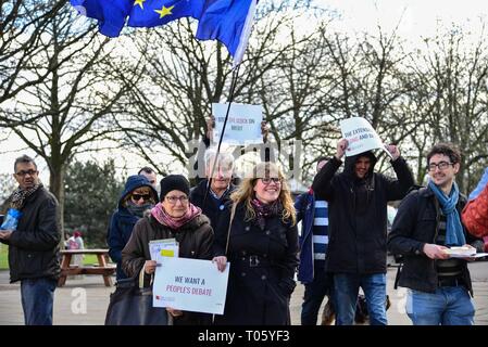 London, Großbritannien. 17 Mär, 2019. Eine britische Druck Gruppe namens "Machen Sie eine Pause vom Brexit und Neue Europäer Irland Protest in Greenwich Park die Heimat von GMT. Eine nationale Kampagne, Gruppe, die gerne Brexit um mindestens ein Jahr verschoben. Credit: Claire Doherty/Alamy leben Nachrichten Stockfoto