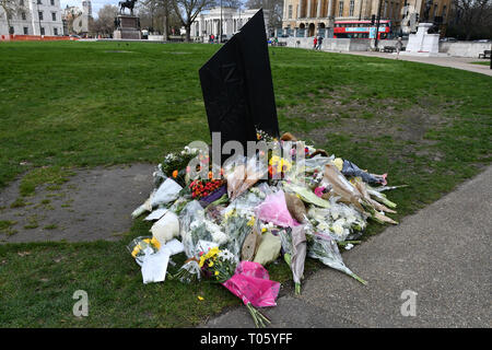 London, Großbritannien. 17. März 2019. Menschen verlassen Blume für die Opfer von Terroristen an der Christchurch Neuseeland War Memorial angriff, am 17. März 2019, London, UK. Bild Capital/Alamy leben Nachrichten Stockfoto