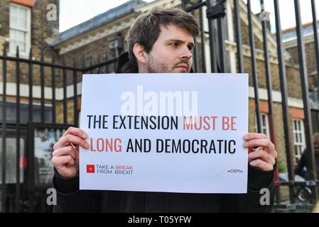 London, Großbritannien. 17 Mär, 2019. Eine britische Druck Gruppe namens "Machen Sie eine Pause vom Brexit und Neue Europäer Irland Protest in Greenwich Park die Heimat von GMT. Eine nationale Kampagne, Gruppe, die gerne Brexit um mindestens ein Jahr verschieben. Credit: Claire Doherty/Alamy leben Nachrichten Stockfoto