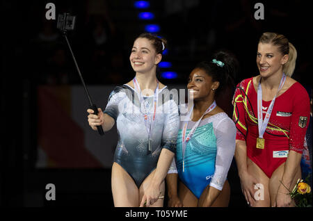 Stuttgart, Deutschland. 17 Mär, 2019. Gymnastik, Fußball-WM: Alle, Männer in der Porsche Arena. Die Gewinner Anne-Marie Padurariu aus Kanada (Platz 2, l-r), Simone Biles aus den USA (Platz 1) und Elisabeth Seitz aus Deutschland (Platz 3) einen Selfie bei der Preisverleihung. Credit: Marijan Murat/dpa/Alamy leben Nachrichten Stockfoto