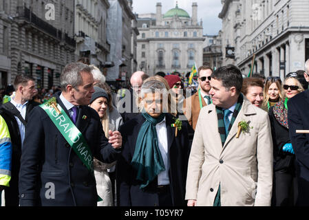 London, UK, 17. März 2019 der Londoner St. Patrick's Day Festival, der nun in seinem 17. Jahr, zieht mehr als 125.000 Menschen zu Veranstaltungen in London und an der Parade und Festival in London und Trafalgar Square. Das diesjährige Thema ist # LondonIsOpen. Die Parade waren Londoner Bürgermeister Sadiq Khan und Schauspieler James Nesbitt, Minister der Finanzen Irlands österlichen Lukas Donohoe berichten. Credit: Ilyas Ayub/Alamy leben Nachrichten Stockfoto