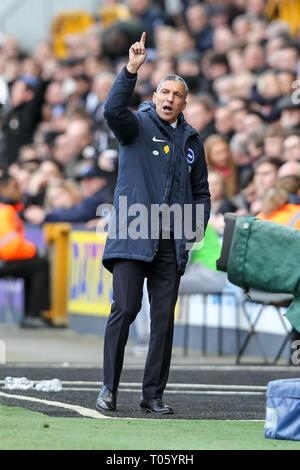 London, Großbritannien. 17 Mär, 2019. Brighton & Hove Albion Manager Chris Hughton während der Der FA Cup Match zwischen Millwall und Brighton und Hove Albion an der Höhle, London, England am 17. März 2019. Foto von Ken Funken. Nur die redaktionelle Nutzung, eine Lizenz für die gewerbliche Nutzung erforderlich. Keine Verwendung in Wetten, Spiele oder einer einzelnen Verein/Liga/player Publikationen. Credit: UK Sport Pics Ltd/Alamy leben Nachrichten Stockfoto