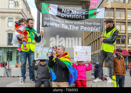 Glasgow, UK. 17 Mär, 2019. Mitglieder der algerischen Community, die Petition an das britische Außenministerium wurden Sie gebeten, den politischen Druck auf die algerische Regierung auszuüben, vollständig demokratische Wahlen abzuhalten. Ihre Kampagne zu markieren, sie hielten eine Demonstration in der George Square, Glasgow, UK, Leute zu fragen, für die Unterstützung und hoffen, dass die Britischen Auswärtigen Amt nimmt Kenntnis. Credit: Findlay/Alamy leben Nachrichten Stockfoto