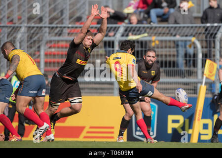 Köln, Deutschland. 17 Mär, 2019. Rugby: EM, Abteilung 1A, Europa Meisterschaft 2019, Deutschland - Spanien, Spieltag 5: Eric Marks (Deutschland, 5) wirft sich in die Kick von Lucas Rubio (Spanien, 9). Foto: Jürgen Kessler/dpa Quelle: dpa Picture alliance/Alamy leben Nachrichten Stockfoto