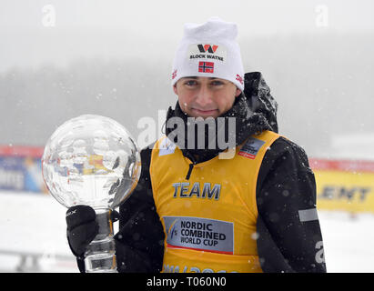 Schonach, Deutschland. 17 Mär, 2019. Nordic Ski/Kombination: Jarl Magnus Riiber aus Norwegen Beifall für die gesamte WM-Sieg mit dem kristall Kugel in seiner Hand. Quelle: Patrick Seeger/dpa/Alamy leben Nachrichten Stockfoto