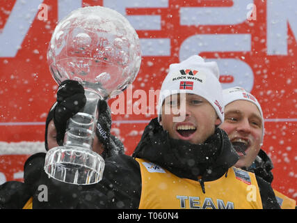 Schonach, Deutschland. 17 Mär, 2019. Nordic Ski/Kombination: Jarl Magnus Riiber aus Norwegen Beifall für die gesamte WM-Sieg mit dem kristall Kugel in seiner Hand. Quelle: Patrick Seeger/dpa/Alamy leben Nachrichten Stockfoto