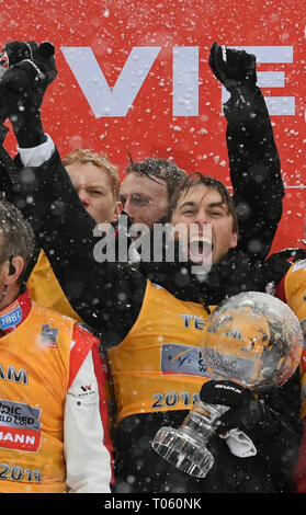 Schonach, Deutschland. 17 Mär, 2019. Nordic Ski/Kombination: Jarl Magnus Riiber aus Norwegen Beifall für die gesamte WM-Sieg mit dem kristall Kugel in seiner Hand. Quelle: Patrick Seeger/dpa/Alamy leben Nachrichten Stockfoto