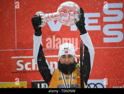 Schonach, Deutschland. 17 Mär, 2019. Nordic Ski/Kombination: Jarl Magnus Riiber aus Norwegen Beifall für die gesamte WM-Sieg mit dem kristall Kugel in seiner Hand. Quelle: Patrick Seeger/dpa/Alamy leben Nachrichten Stockfoto
