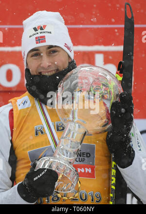 Schonach, Deutschland. 17 Mär, 2019. Nordic Ski/Kombination: Jarl Magnus Riiber aus Norwegen Beifall für die gesamte WM-Sieg mit dem kristall Kugel in seiner Hand. Quelle: Patrick Seeger/dpa/Alamy leben Nachrichten Stockfoto