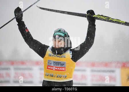 Schonach, Deutschland. 17 Mär, 2019. Nordic Ski/Kombination: Die zweiter in der Gesamtwertung, Akito Watabe aus Japan, jubelt auf dem Podium. Quelle: Patrick Seeger/dpa/Alamy leben Nachrichten Stockfoto