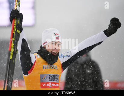 Schonach, Deutschland. 17 Mär, 2019. Nordic Ski/Kombination: Der Sieger in der Gesamtwertung, Jarl Magnus Riiber aus Norwegen, jubelt vor dem Podium. Quelle: Patrick Seeger/dpa/Alamy leben Nachrichten Stockfoto