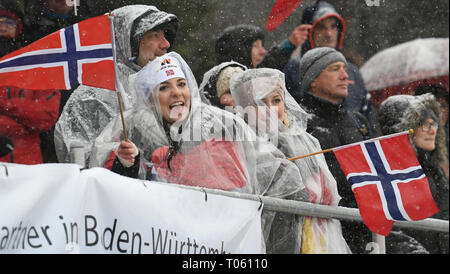 Schonach, Deutschland. 17 Mär, 2019. Nordic Ski/Kombination: norwegischen Fans in regenbekleidung Anfeuern ihrer Mannschaft, die in der Gesamtwertung Teamwertung gewonnen hat. Quelle: Patrick Seeger/dpa/Alamy leben Nachrichten Stockfoto
