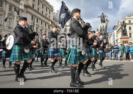 London, UK, 17. März 2019. Eine irische Pipe Band. London feiert mit einem spektakulären St. Patrick's Day Parade, geführt vom diesjährigen Grand Marshal, Schauspieler James Nesbitt. Jetzt in seinem 17. Jahr, die Parade zieht mehr als 50.000 Menschen für eine farbenfrohe Prozession der irische Marching Bands aus Großbritannien, den USA und Irland, energetische Tanzgruppen und spektakulären Prunk. Credit: Imageplotter/Alamy leben Nachrichten Stockfoto