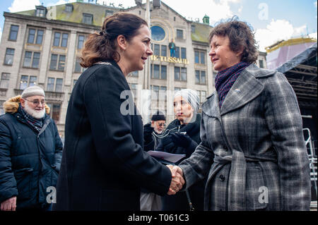 Amsterdam, Niederlande. 17 Mär, 2019. Bürgermeister von Amsterdam, Femke Halsema und Neuseeland Botschafter in den Niederlanden, Lyndal Walker gesehen Hände schütteln während der Demonstration für die Christchurch Moscheen zu zahlen Angriff Opfer in Amsterdam. In Reaktion auf die Angriffe auf zwei Moscheen in Christchurch, Neuseeland, mehrere Organisationen fordern ein Frieden Ereignis am Dam Square, in Amsterdam. Die friedliche Demonstration mit dem Bürgermeister von Amsterdam, Femke Halsema und Neuseeland Botschafter in den Niederlanden, Lyndal Walker Credit: SOPA Images Limited/Alamy Leben Nachrichten gezählt Stockfoto