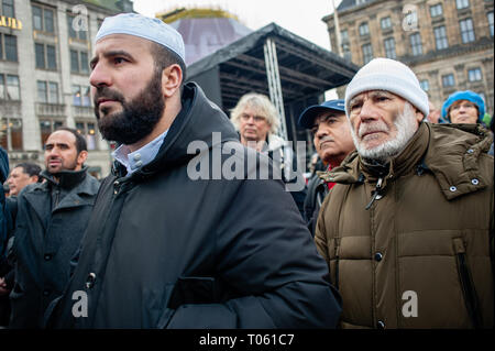 Amsterdam, Niederlande. 17 Mär, 2019. Muslimische Männer werden gesehen, hören den Reden während der Demonstration zu respektieren des Christchurch Moscheen pay Angriff Opfer in Amsterdam. In Reaktion auf die Angriffe auf zwei Moscheen in Christchurch, Neuseeland, mehrere Organisationen fordern ein Frieden Ereignis am Dam Square, in Amsterdam. Die friedliche Demonstration mit dem Bürgermeister von Amsterdam, Femke Halsema und Neuseeland Botschafter in den Niederlanden, Lyndal Walker Credit: SOPA Images Limited/Alamy Leben Nachrichten gezählt Stockfoto