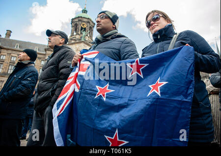 Amsterdam, Niederlande. 17 Mär, 2019. Menschen gesehen werden, die die Flagge Neuseeland während der Demonstration zu respektieren des Christchurch Moscheen pay Angriff Opfer in Amsterdam. In Reaktion auf die Angriffe auf zwei Moscheen in Christchurch, Neuseeland, mehrere Organisationen fordern ein Frieden Ereignis am Dam Square, in Amsterdam. Die friedliche Demonstration mit dem Bürgermeister von Amsterdam, Femke Halsema und Neuseeland Botschafter in den Niederlanden, Lyndal Walker Credit: ZUMA Press, Inc./Alamy Leben Nachrichten gezählt Stockfoto