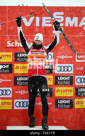 Schonach, Deutschland. 17 Mär, 2019. Nordic Ski/Kombination: Wm, single, normal Hill/10 km, Männer, Langlauf: Sieger Jarl Magnus Riiber aus Norwegen ist auf dem Podium. Quelle: Patrick Seeger/dpa/Alamy leben Nachrichten Stockfoto