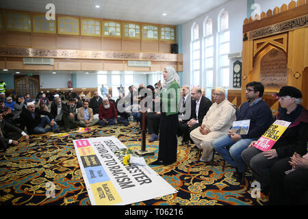 Manchester, Großbritannien. 17 Mär, 2019. Nahella Ashraf aus dem Stand bis zu Rassismus nach dem Terroranschlag in Neuseeland. Menschen aus allen Teilen der Bevölkerung zusammen für eine Mahnwache um bis zu Rassismus und Manchester Rat von Moscheen im Victoria Park Moschee Stand organisiert. Rusholme, Manchester, UK, 17. März 2019 (C) Barbara Cook/Alamy Live News Credit: Barbara Koch/Alamy leben Nachrichten Stockfoto