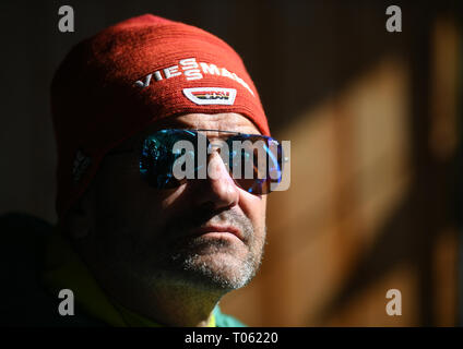 Schonach, Deutschland. 17 Mär, 2019. Nordic Ski/Kombination: Wm, single, normal Hill/10 km, Männer, springen: Bundestrainer Hermann Weinbuch aus Deutschland wartet bei dem abgebrochenen Skispringen. Quelle: Patrick Seeger/dpa/Alamy leben Nachrichten Stockfoto