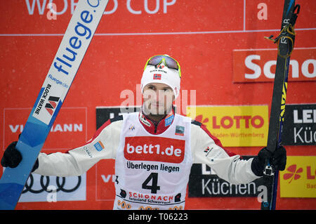 Schonach, Deutschland. 17 Mär, 2019. Nordic Ski/Kombination: Wm, single, normal Hill/10 km, Männer, Langlauf: Der Zweitplatzierte Jan Schmid cheers auf dem Podium. Quelle: Patrick Seeger/dpa/Alamy leben Nachrichten Stockfoto